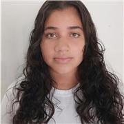 Niñera que brinda ayuda con las actividades escolares a los niños